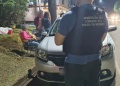Arrastró a un joven en el capot y la investigan por intento de homicidio