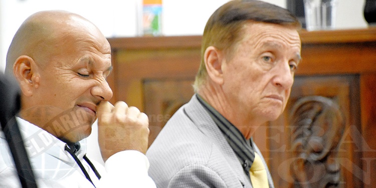 ACUSADO Y DEFENSOR. Richard “Grulla”o “Pelado” Cristaldo y su abogado José Antonio Reyes durante la primera audiencia en el tribunal de la calle San Martín de Posadas.
