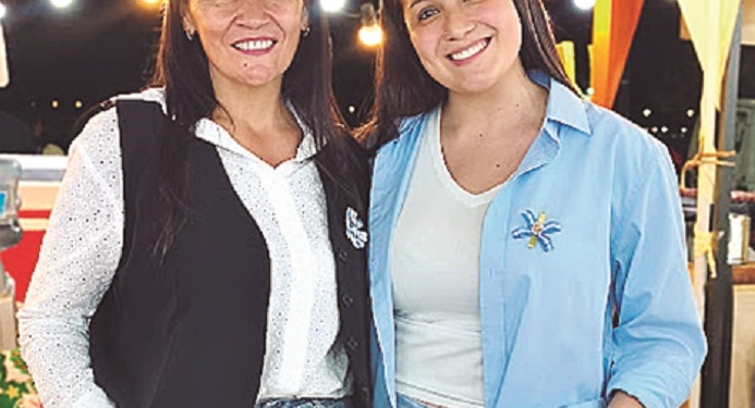 Natali Frutos, con Claudia.
Emprendimiento @divinamentte.tocados
