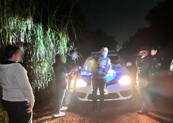 Escaparon en moto y descartaron una bolsa con marihuana en el barrio Don Toto
