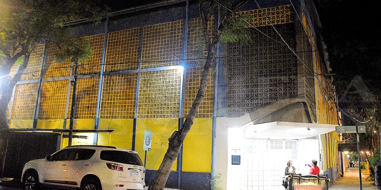 TERCER DÍA CERRADO. La cancha de Mitre en el centro de Posadas con las actividades suspendidas hasta el 26 de mayo.