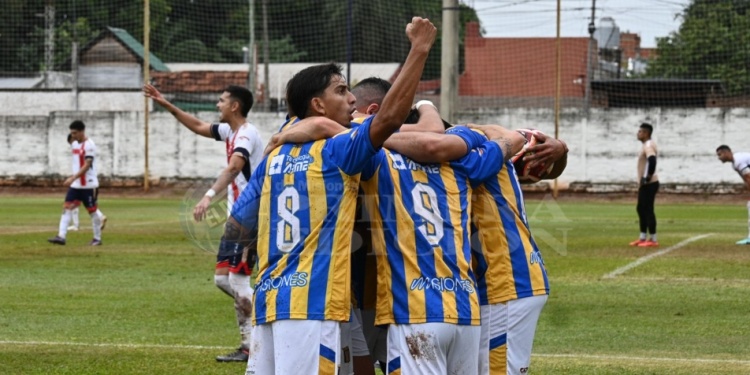 VALIÓ LA PUNTA. Mitre viene de un triunfo que le permitió pasar a liderar.