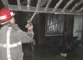 Una motocicleta ardió en llamas en una galería y salvaron la casa a tiempo