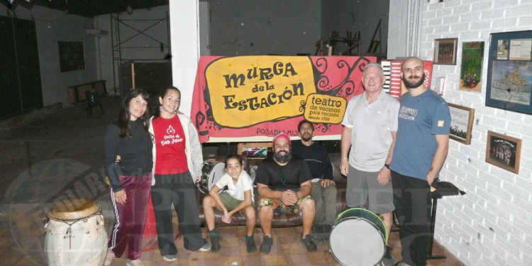 ULTIMANDO DETALLES. El equipo de la Murga de la Estación ajusta los últimos preparativos para una noche peñera a puro folclore, con el objetivo de recaudar fondos y acondicionar el nuevo espacio cultural para el regreso de las obras teatrales.