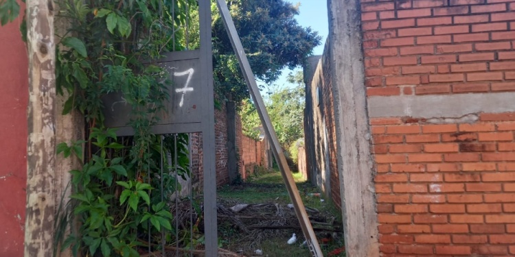 PELIGROSO. Los portones de los pasillos del barrio Belgrano tienen signos evidentes de haber sido violentados.