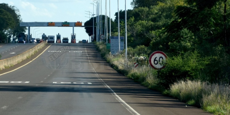 SE REPITE. Carteles que desde lejos directamente no se ven, desde la línea del conductor en varios puntos.