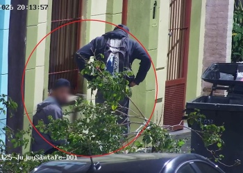 Detuvieron a dos jóvenes tras detectar maniobras sospechosas en autos estacionados