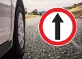 Qué significa la señal de tránsito con flecha negra y círculo rojo en Argentina