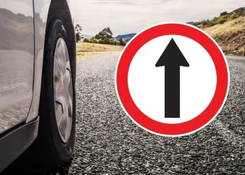 Qué significa la señal de tránsito con flecha negra y círculo rojo en Argentina
