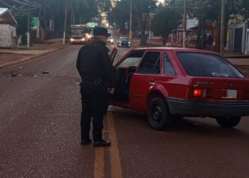Eldorado: se quedó dormido al volante y chocó contra un auto estacionado