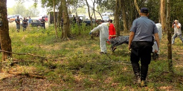 RESCATE. El cuerpo del menor es retirado de la laguna próxima a la ruta nacional 105 en proximidades al arroyo Pindapoy el viernes 2 de octubre de 2020.