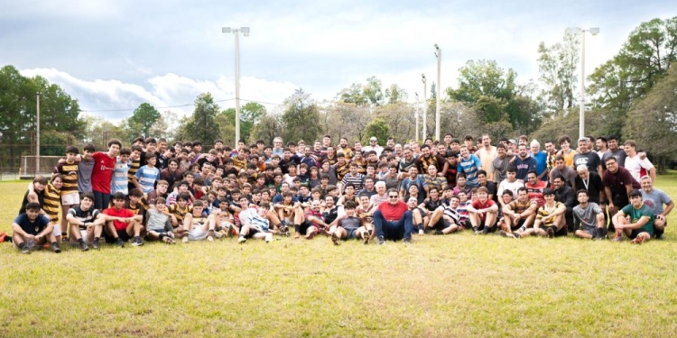 NO FALTÓ NADIE. Todos los planteles de Tacurú llevaron a cabo un entrenamiento conjunto en cancha de Villa Lanús./ Gentileza Prensa Tacurú