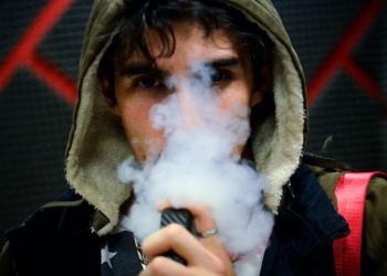 Mientras baja el consumo de cigarrillo, sube el vapeo que es percibido erróneamente como inofensivo