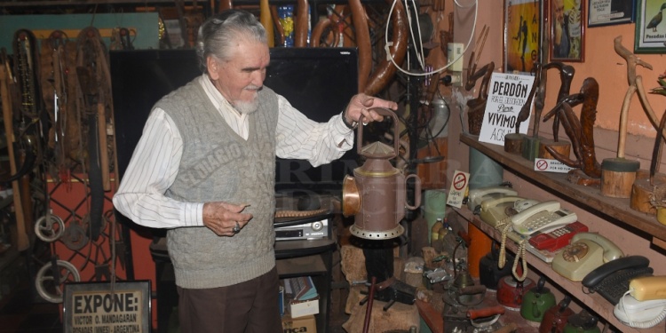 GUARDIÁN DE LA HISTORIA. Víctor “Cacho” Mandagarán abre las puertas de su casa-museo en Posadas, donde conserva innumerables objetos antiguos que despiertan la curiosidad y el interés de las nuevas generaciones por las costumbres de otras épocas.