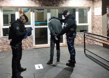 Detuvieron a un hombre acusado de intentar asaltar con un cuchillo a un joven frente a su casa