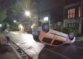 Volcó con su auto tras chocar a un vehículo estacionado en Posadas