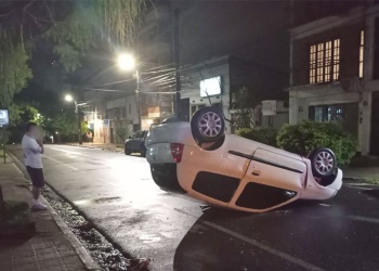 Volcó con su auto tras chocar a un vehículo estacionado en Posadas