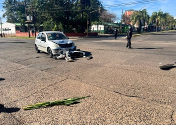 Motociclista resultó herida tras chocar con un automóvil en una transitada esquina de Posadas