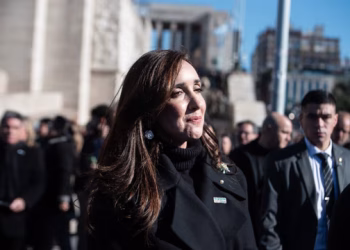 Victoria Villarruel le dio la espalda a Milei y miró hacia la bandera mientras se entonaba el Himno
