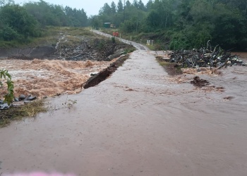 El arroyo Yabebiry desbordó y cerraron el puente entre Mártires y Santo Domingo Savio