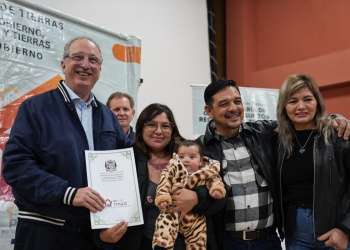 Passalacqua entregó 59 títulos de propiedad en Puerto Iguazú y afirmó que el Gobierno seguirá “la huella de la gente”