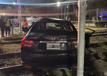 Así quedó el auto de Ernestina Pais tras de haber sido arrollado por un tren en San Isidro