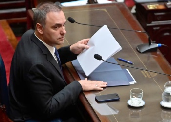 Milei activa una negociación política para blindar a Adorni y desactivar el avance opositor