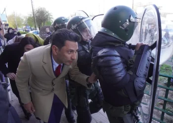 Huevazos y tensión: un diputado misionero en medio de los incidentes en el foro de LLA
