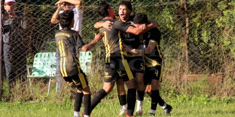 SE FESTEJA. Atlético León sacó medio pasaje a la final al golear a Belgrano.