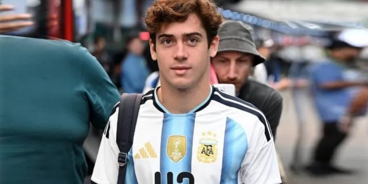 EN MODO MUNDIAL. Franco Colapinto con la camiseta de la Selección.