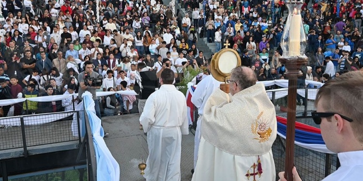 PRESENTES. Los sacerdotes de todas las iglesias de Posadas fueron convocados a participar en la celebración.