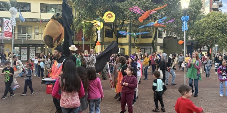 APERTURA. Muñecos, artistas y público protagonizarán el tradicional desfile inaugural del Tatá Pirirí en Eldorado.