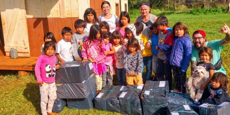 AYUDAR A DISTANCIA. Los abrigos y calzados llegaron por encomienda y la distribución estuvo a cargo de las comunidades.