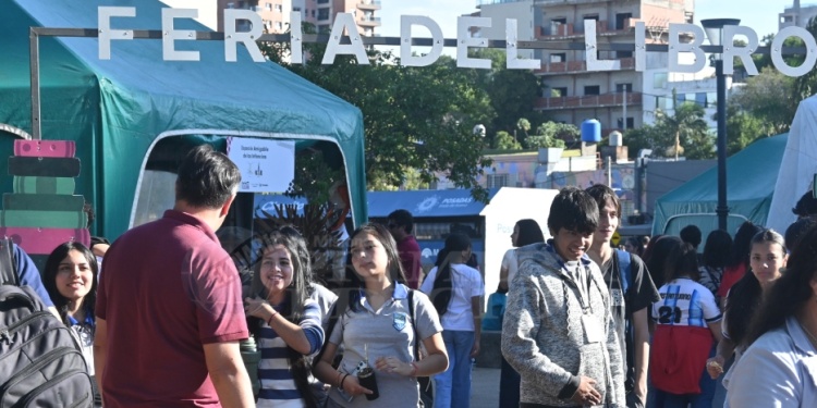 LITERATURA Y CULTURA. Con una amplia convocatoria de estudiantes, docentes y familias, ayer quedó inaugurada una nueva edición de la Feria del Libro de Posadas. Hasta el domingo, el cuarto tramo de la costanera.