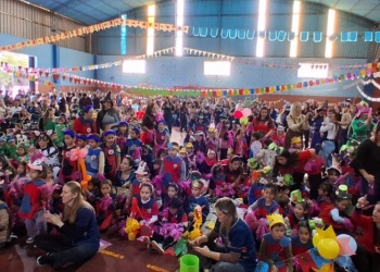 La Fiesta Provincial de los Jardines llenó de música y color el polideportivo de San Javier