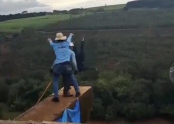 Tragedia en Brasil: saltó de un puente sin cuerda y murió frente a decenas de personas