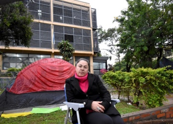 El CGE restituyó la estabilidad docente de Valeria Paraná, pero sigue abierta la disputa por la dirección de la Escuela 958