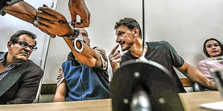 HERMANOS DETENIDOS Y CONDENADOS POR ABUSO Y MASI. Sebastián (esposado) y Germán Kiczka, acompañados a cada lado por sus abogados particulares.