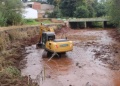 Limpieza preventiva en el arroyo Mbotaby