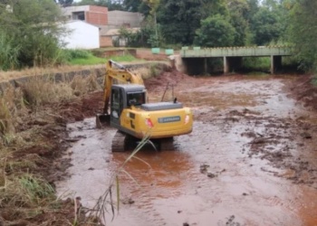 Limpieza preventiva en el arroyo Mbotaby