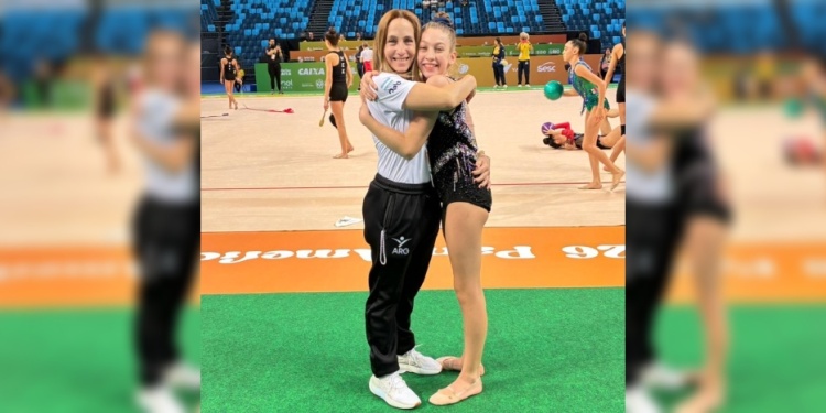CONTESTAS. La entrenadora Natalia Ottaviano junto Milena Valeska Bazila.