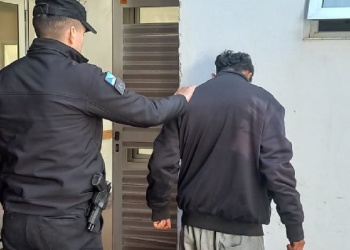 Un hombre quiso robar una moto con un cuchillo, fue perseguido y terminó detenido