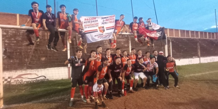 LOCURA ROJINEGRA. El festejo de los jugadores en el mítico General Belgrano.
