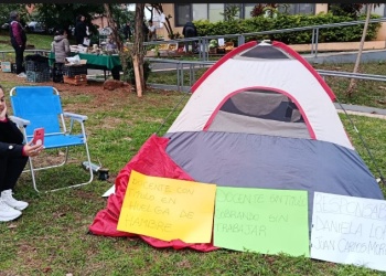 “Me dejaron sin trabajo y sin sueldo”: exdirectora inició una huelga de hambre frente al CGE