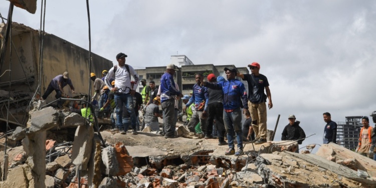 Rescatistas trabajan sobre los escombros de un edificio derrumbado / Foto NA