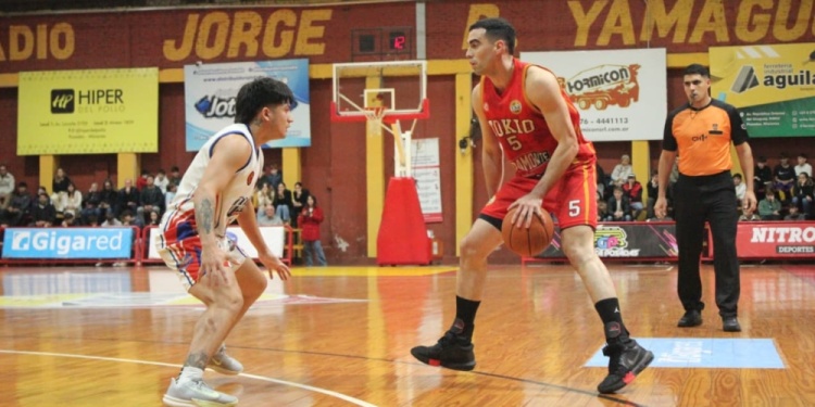 EL EQUIPO AL HOMBRO. Daniel Tabbia (5) de Tokio la rompió con 26 puntos.