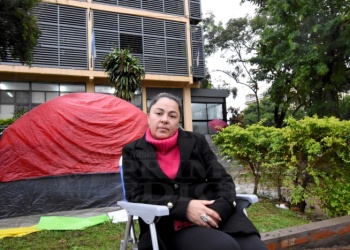 Gremios docentes apoyan a la maestra destituida que sigue en huelga de hambre