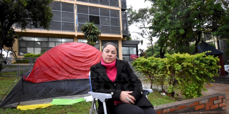 SOLO INGIERE BEBIDAS. Paraná está decidida a seguir la huelga de hambre frente al Consejo General de Educación.