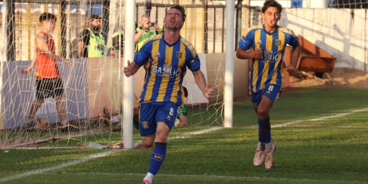 FESTEJO. Klusener sale a celebrar uno de sus tantos en Rocamora. Gentileza: Prensa Mitre.