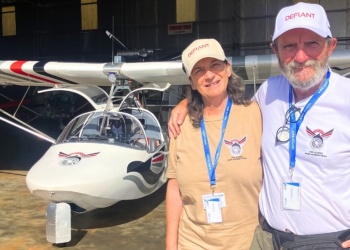 A bordo de un avión restaurado, una pareja recorre el país y llegó a Misiones